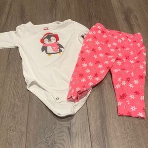 carters. 2 piece baby girl penguin snowflake set. Size 9months ❄️